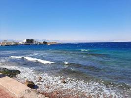 das faszinierend Aussicht von das tief Blau Wasser von Haql Strand im Saudi Arabien. foto