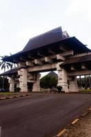 ein traditionell Indonesien Halle im das Center von das Stadt Das ist benutzt wie ein traditionell Veranstaltung foto