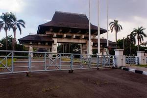 ein traditionell Indonesien Halle im das Center von das Stadt Das ist benutzt wie ein traditionell Veranstaltung foto