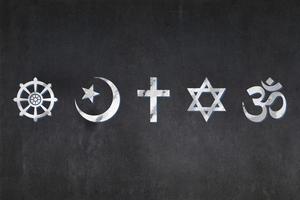 Tafel mit das Symbole von das fünf die meisten wichtig Religionen foto