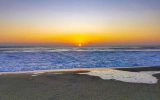 bunter goldener sonnenuntergang große welle und strand puerto escondido mexiko. foto