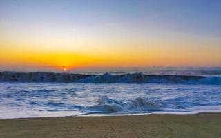 bunter goldener sonnenuntergang große welle und strand puerto escondido mexiko. foto