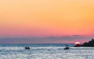 bunt golden Sonnenuntergang Boote Welle und Strand puerto escondido Mexiko. foto