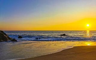 bunter goldener sonnenuntergang große welle und strand puerto escondido mexiko. foto