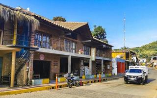 Mazunte Oaxaca Mexiko 2022 idyllisch Straße Häuser Menschen Autos Hotels Shops Mazunte Mexiko. foto