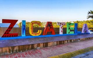 bunt Zikatela puerto escondido Beschriftung Zeichen Symbol auf Strand Mexiko. foto