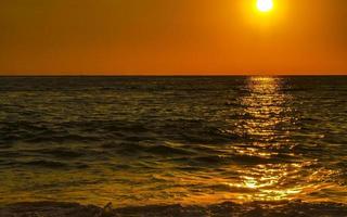 bunter goldener sonnenuntergang große welle und strand puerto escondido mexiko. foto