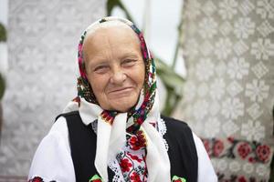 ein alt Belarussisch oder ukrainisch Frau im ein gestickt Shirt. slawisch Alten Frau im National ethnisch Kleidung. foto