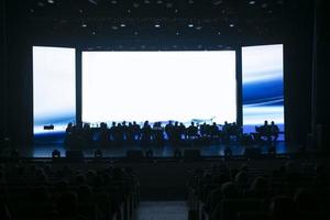 Weißrussland, Gomel, Juni 25, 2022. Öffentlichkeit Nächstenliebe Konzert event.symphonie Orchester auf das Hintergrund von verschwommen Zuschauer. foto