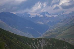 hoch Berge im niedrig Wolken. Berg Landschaft. Berge von Georgia. foto