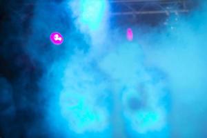 Bühne Blau Farbe Rauch beim das Konzert Veranstaltungsort. foto