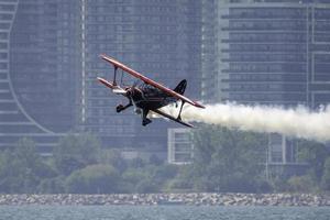 sept 3 2022. Toronto, Ontario. ein Pilot fliegt ein Doppeldecker während das jährlich Toronto Flugschau. foto