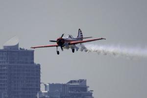 September 3 2022. Toronto, Ontario. ein Kunststück Pilot führt aus Akrobatik im ein Flugzeug Über See Ontario wie Teil von das jährlich Flugschau. foto