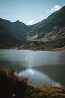 spektakulär See im das Alpen während Herbst foto