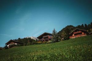 hölzern Hütte im das Alpen mit Berge im das Hintergrund Panorama foto