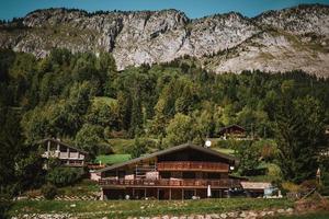 hölzern Hütte im das Alpen mit Berge im das Hintergrund Panorama foto