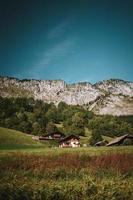 hölzern Hütte im das Alpen mit Berge im das Hintergrund Panorama foto