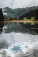 lac de Morgen im Winter mit Berge bedeckt im Schnee, pas de Morgen foto