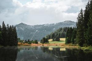 lac de Morgen im Winter mit Berge bedeckt im Schnee, pas de Morgen foto