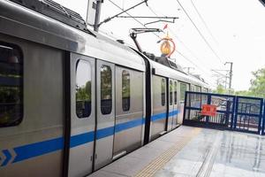 neu delhi indien - 21. juni 2022 - delhi u-bahnzug kommt an der u-bahnstation jhandewalan in neu delhi, indien, asien an, öffentliche u-bahn fährt von der jhandewalan station ab foto