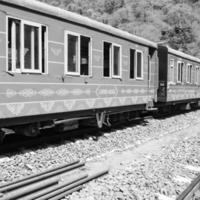 Spielzeug Zug ziehen um auf Berg Neigung, schön Sicht, 1 Seite Berg, 1 Seite Senke ziehen um auf Eisenbahn zu das hügel, unter Grün natürlich Wald. Spielzeug Zug von kalka zu shimla im indisch-schwarz und Weiß foto