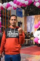 neu delhi, indien - 04. dezember 2022 - nicht identifizierte personen, die ihre mit tinte markierten finger zeigen, nachdem sie stimmen vor der wahlkabine des gebiets ost-delhi für die mcd-wahlen zur lokalen körperschaft 2022 abgegeben haben foto