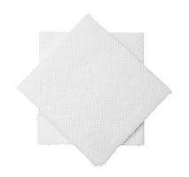zwei gefaltete Stücke weißes Seidenpapier oder Serviette im Stapel isoliert auf weißem Hintergrund mit Beschneidungspfad foto