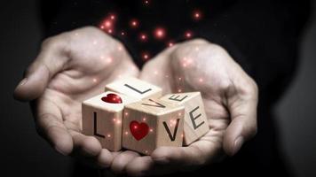 Person glücklich Valentinsgrüße Tag Symbol von Liebe, Wärme, geschickt zu Liebhaber oder Familie und Sozial Medien Wechselwirkungen auf Laptop, Nachricht, Email, kommentieren, halten das Herz, Internet Digital Marketing. foto