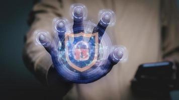 Person halt das Schlüssel sperren Symbol schützen persönlich Information ,online finanziell Transaktionen, sichern Zugriff zu Computer Netzwerke und Digital Systeme. Kunde Daten Schutz Cyber Sicherheit.. foto