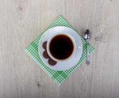 Tasse Kaffee mit einem Haufen verschiedener Shortbread- und Haferkekse mit Müsli auf Holzhintergrund. foto