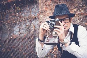 männlich Fotograf nehmen Bild mit analog Jahrgang Foto Kamera.