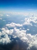 blauer Himmel mit Wolkenhintergrund foto