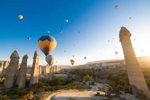 schöne landschaft luftballonsflug in den bergen von kappadokien im liebestal foto