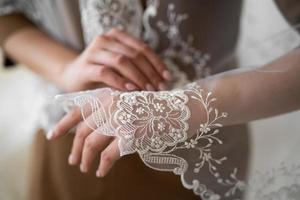 Hochzeitsschleier Nahaufnahme des gestickten Musters auf der Hand. foto