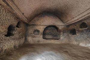 ein Höhle Kirche im Kappadokien mit Inschriften auf das Wände, Fresken von das Anfang von Christentum. foto