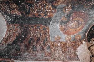 ein Höhle Kirche im Kappadokien mit Inschriften auf das Wände, Fresken von das Anfang von Christentum. foto