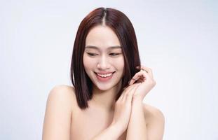 Schönheit Bild von jung asiatisch Frau auf Weiß Hintergrund foto