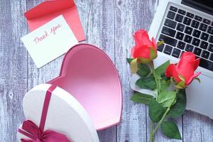 Valentinstag Geschenkbox und Blume auf Holztisch foto