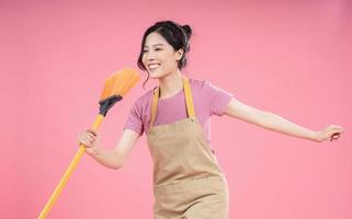 jung asiatisch Frau Hausfrau auf Hintergrund foto