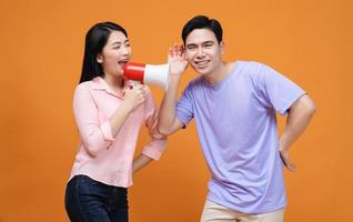 jung asiatisch Paar mit Megaphon auf Hintergrund foto