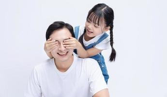 Bild von asiatisch Vater und Tochter auf Hintergrund foto