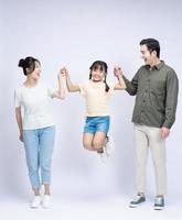 Bild von asiatisch Familie auf Hintergrund foto