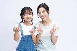 Bild von asiatisch Mutter und Tochter auf Hintergrund foto