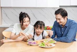 Bild von asiatisch Familie im das Küche foto