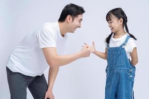 Bild von asiatisch Vater und Tochter auf Hintergrund foto