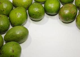 frisch organisch Avocados auf ein Grün Hintergrund, oben Aussicht mit Kopieren Raum foto