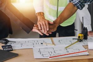 Architekt Konzept, Architekten Arbeiten mit Blaupausen im das Büro, Jahrgang bewirken foto