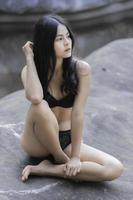 Porträt von asiatisch sexy Frau tragen Bikini beim im freien, sommer Konzept, Lebensstil von modern Frauen foto