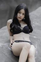 Porträt von asiatisch sexy Frau tragen Bikini beim im freien, sommer Konzept, Lebensstil von modern Frauen foto
