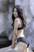 Porträt von asiatisch sexy Frau tragen Bikini beim im freien, sommer Konzept, Lebensstil von modern Frauen foto